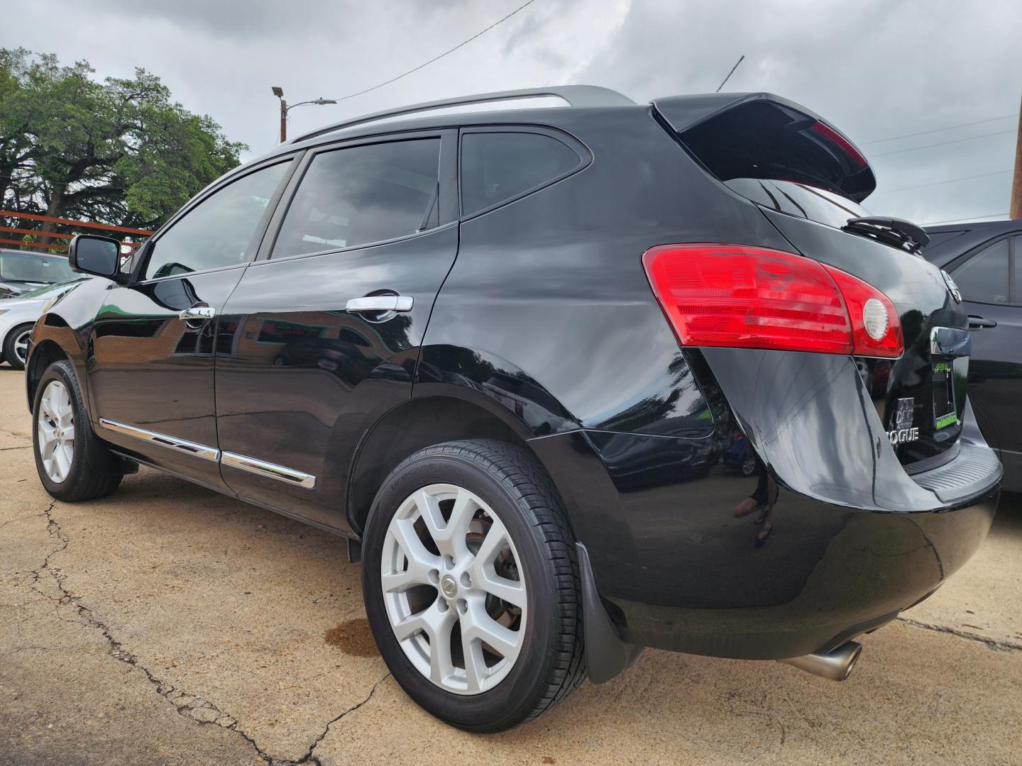 2013 BLACK Nissan Rogue SL (JN8AS5MT0DW) with an 2.5L L4 DOHC 16V engine, Continuously Variable Transmission transmission, located at 2660 S.Garland Avenue, Garland, TX, 75041, (469) 298-3118, 32.885551, -96.655602 - Welcome to DallasAutos4Less, one of the Premier BUY HERE PAY HERE Dealers in the North Dallas Area. We specialize in financing to people with NO CREDIT or BAD CREDIT. We need proof of income, proof of residence, and a ID. Come buy your new car from us today!! This is a Very clean 2013 NISSAN ROGU - Photo#5